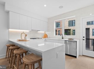 656 Fairmount Ave, Philadelphia, PA