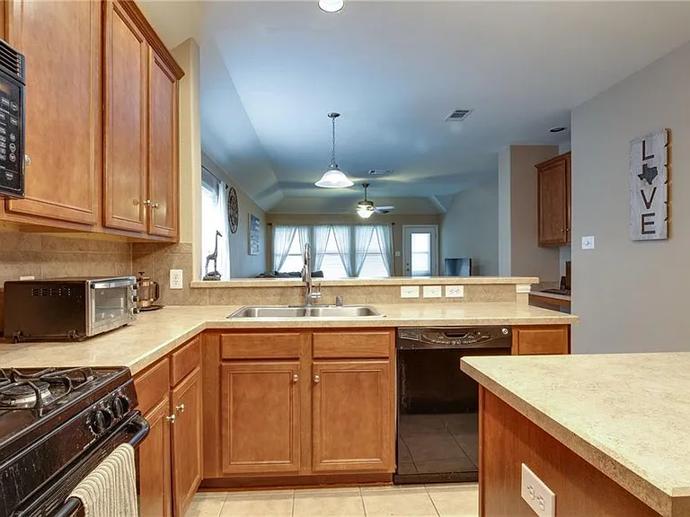 708 Creekside Dr — Photo 6