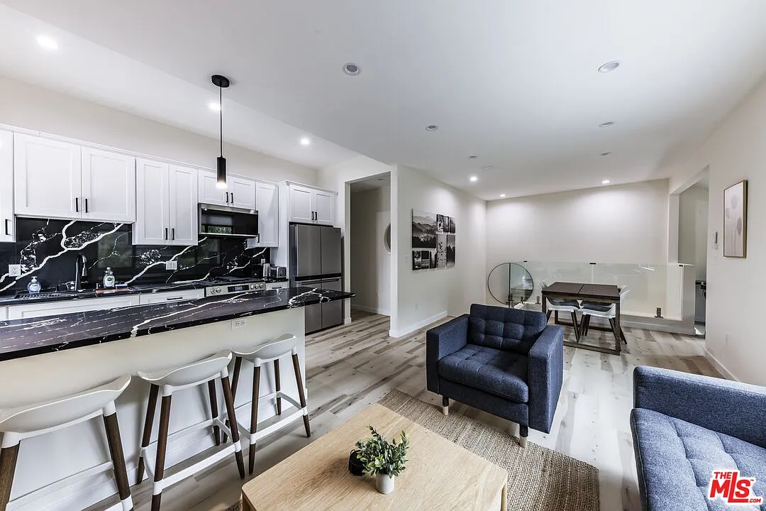 2 bed, 2.0 bath, 1200 sqft, $5,450 — Photo 3