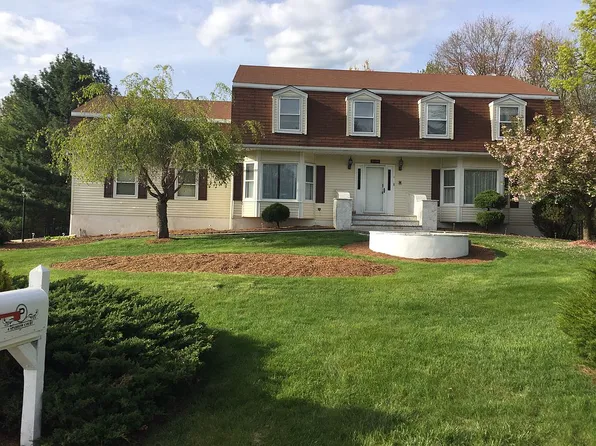 4 Sparrow Ct, Oak Ridge, NJ 07438