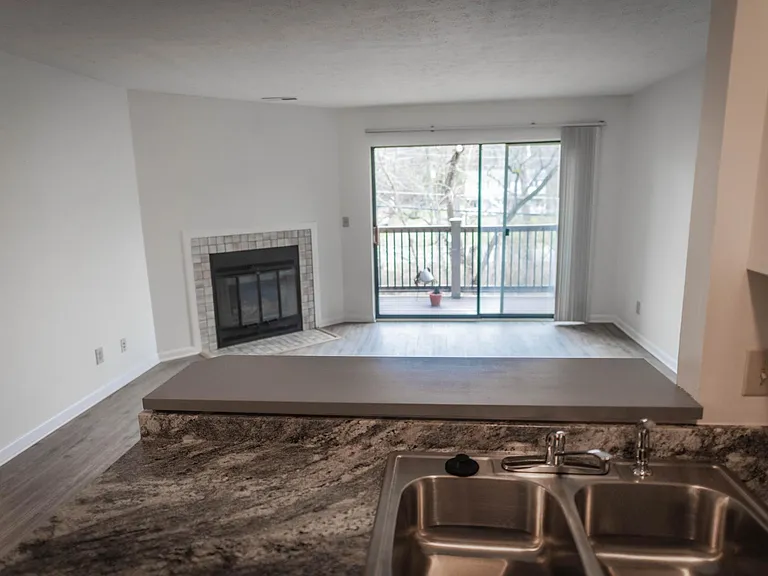 48 Woodland Hills Dr #8 — Photo 7