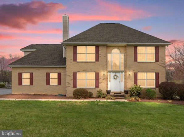 768 Pheasant Hill Rd, Summit Point, WV 25446