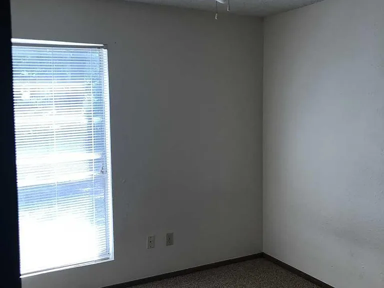 1104 E Edwards St — Photo 8