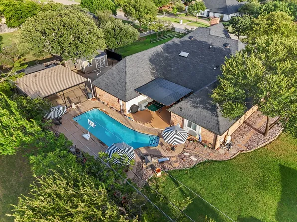 809 Shady Creek Dr, Kennedale, TX 76060