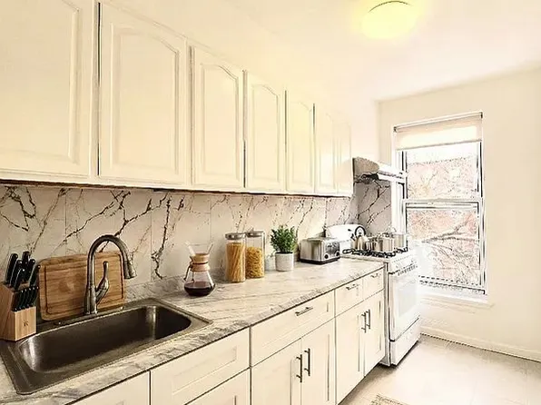 800 Lexington Avenue image 1 of 9