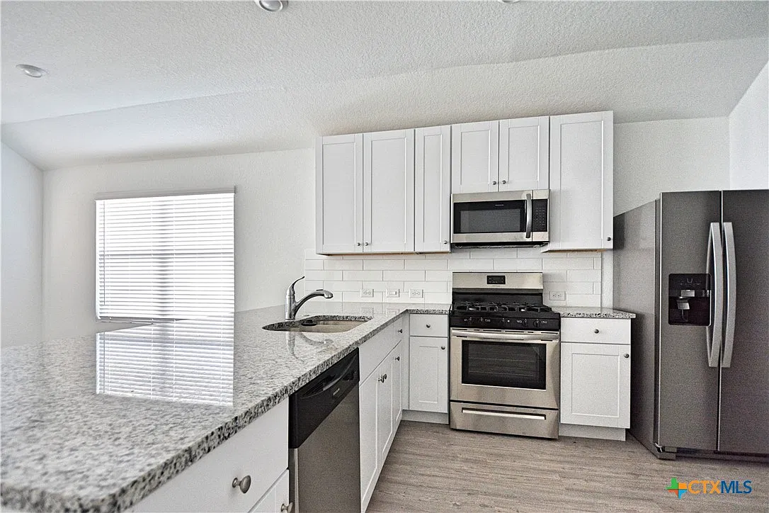 3 bed, 2.0 bath, 1459 sqft, $1,950 — Photo 3