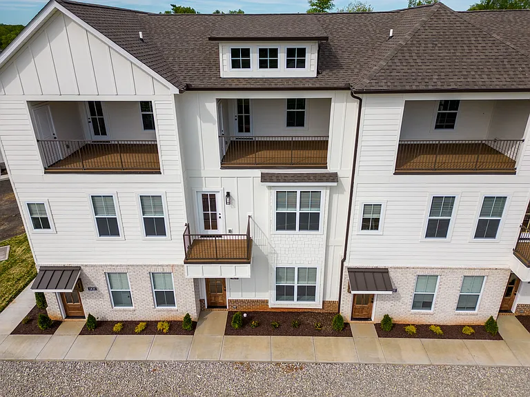 1437 Spring Pointe Ln — Photo 1