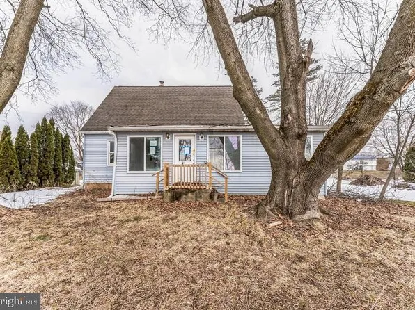 63 Main St, Stockertown, PA 18083