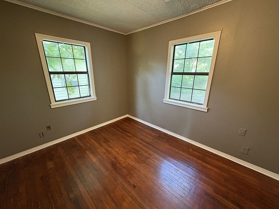 2nd image of 1044 N Oswego Ave