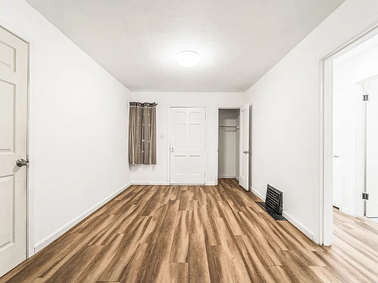 560 Russell St — Photo 4