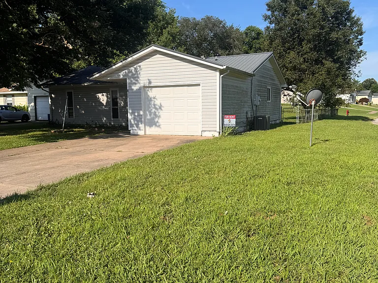 400 Christy Ct — Photo 2