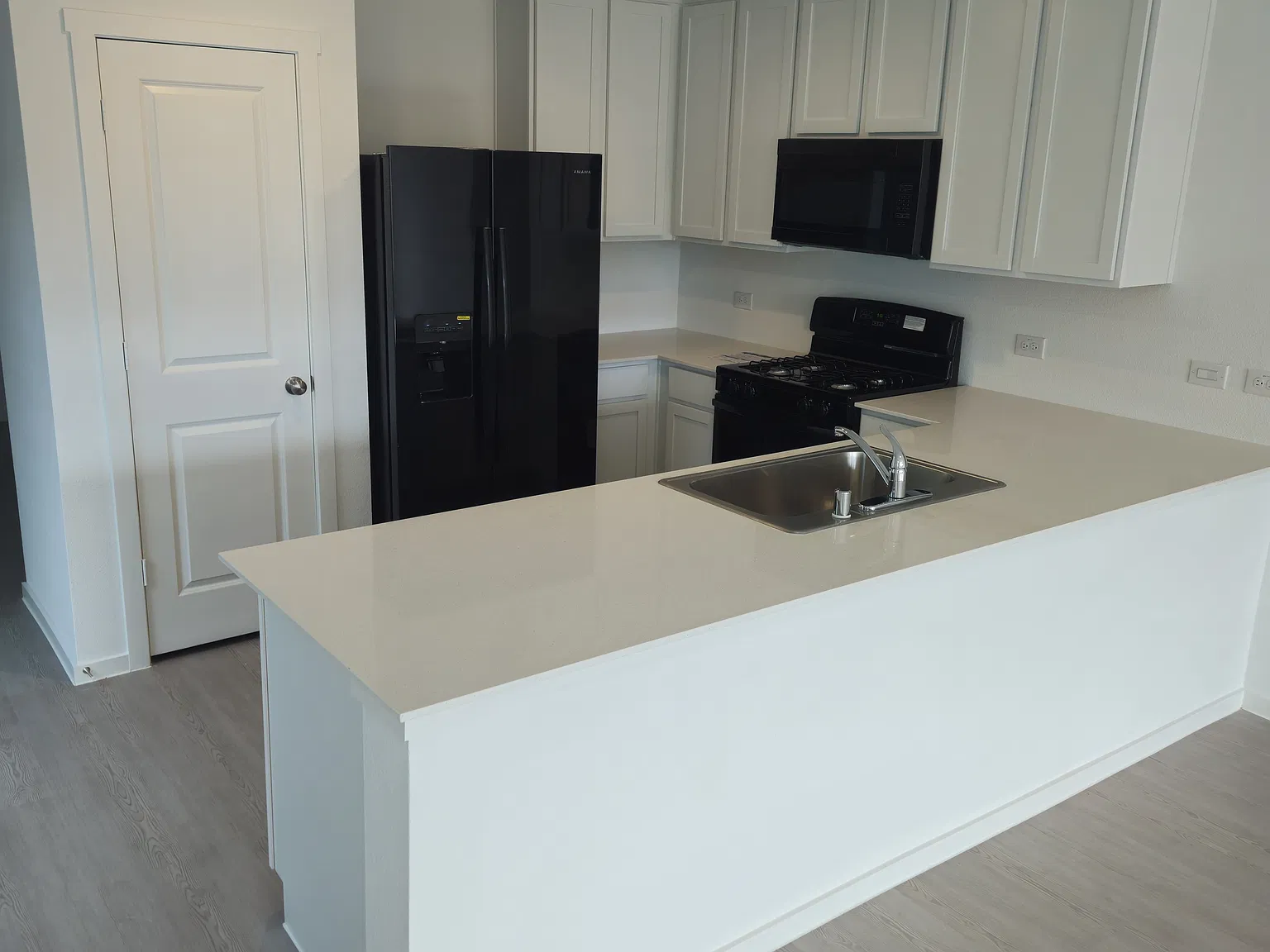 3 bed, 1266 sqft, $1,895 — Photo 2