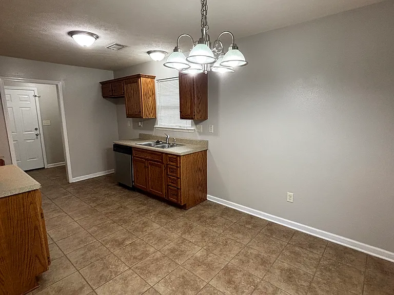 409 Calvin Ct — Photo 6