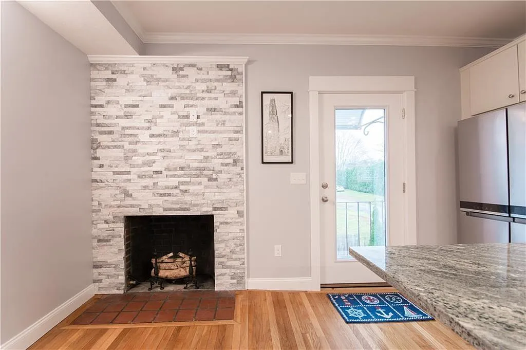 3 bed, 2.0 bath, 1729 sqft, $2,700 — Photo 4