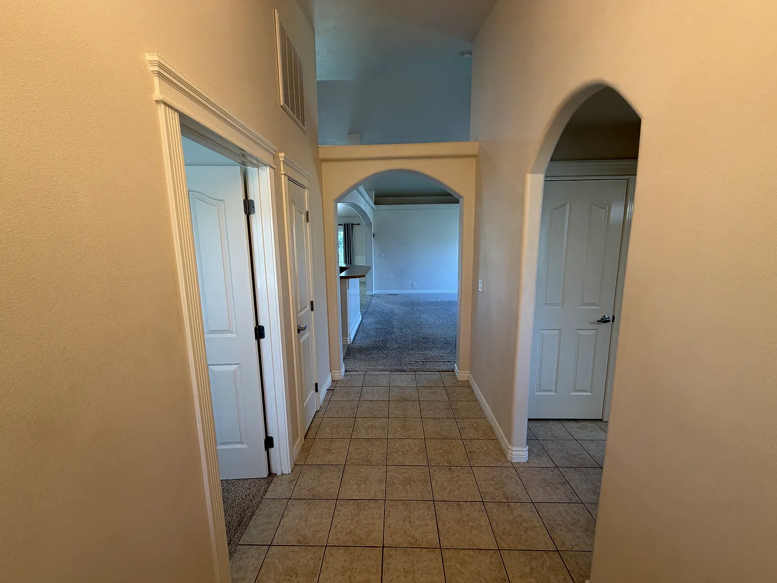 4 bed, 1977 sqft, $2,500 — Photo 2