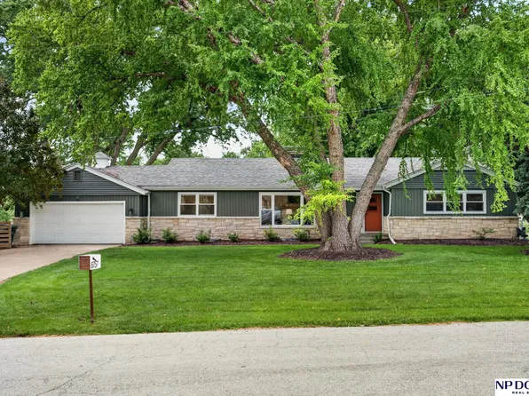8757 Shamrock Rd, Omaha, NE 68114