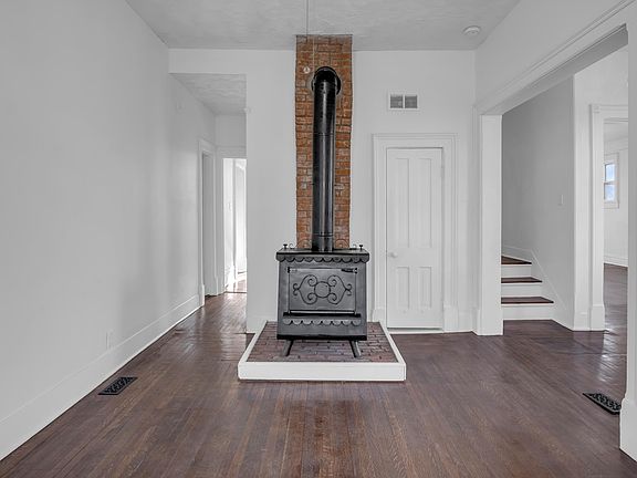 5th image of 303 E 3rd St