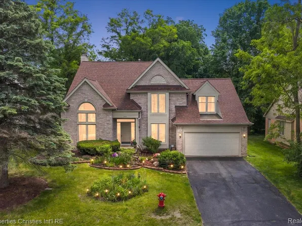 2685 Elizabeth Ln, West Bloomfield, MI 48324