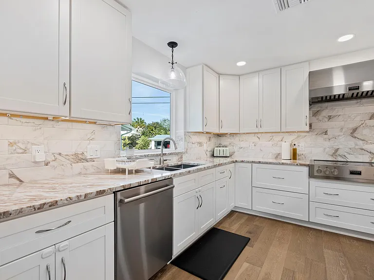 430 Island Cir — Photo 30