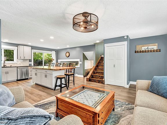 5th image of 165 Pinewood Dr