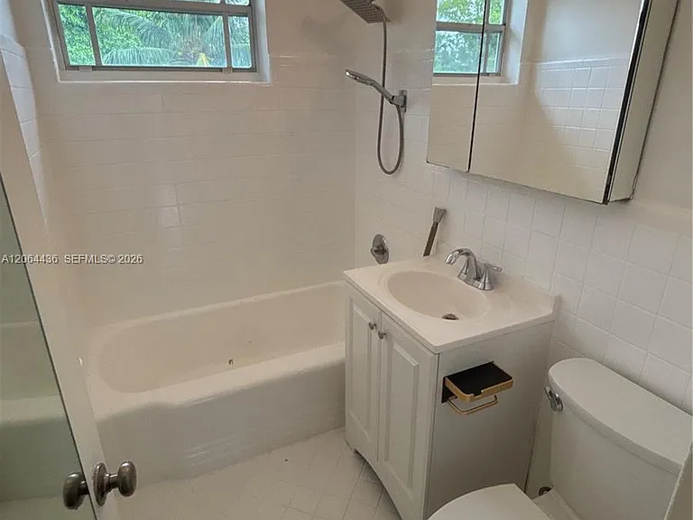 800 W 42nd St #1B — Photo 2