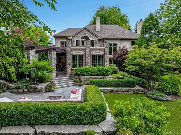 4995 Highland Ct, Clarkston, MI 48348