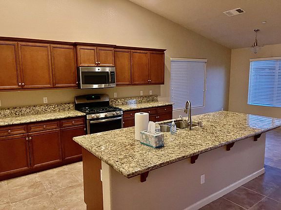 Nice kitchen with granite countertops