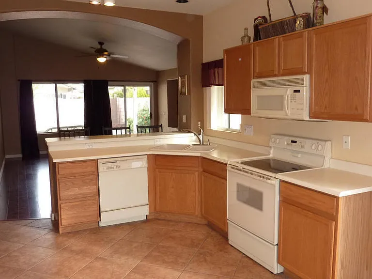 140 W Oxford Ln — Photo 2