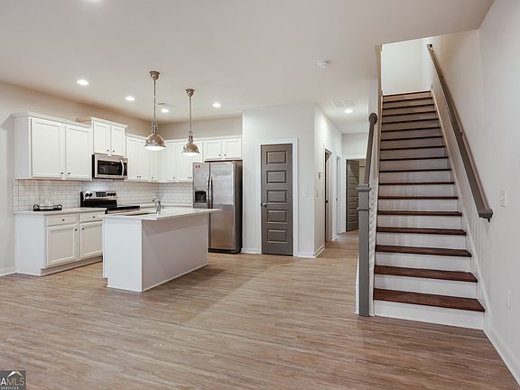 5th image of 684 W Vincent Dr