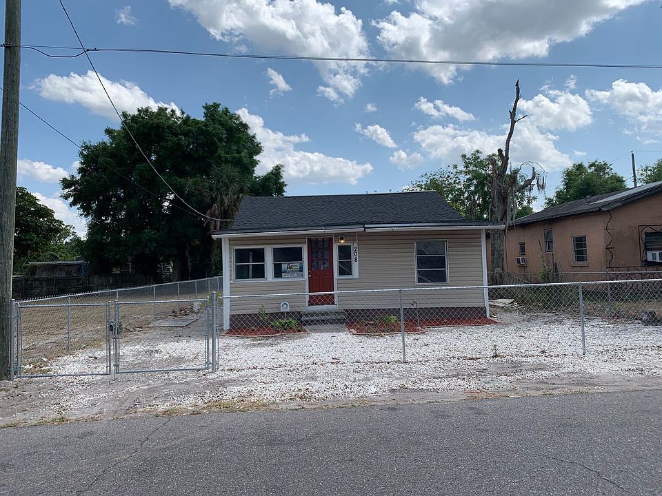1st image of 208 Sears Ave NE