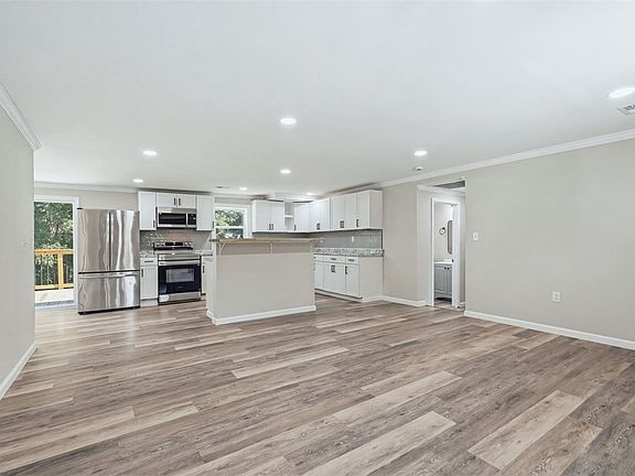 4th image of 418 Old River Rd