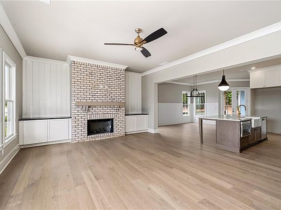 2nd image of 1033 Crossroad Trl