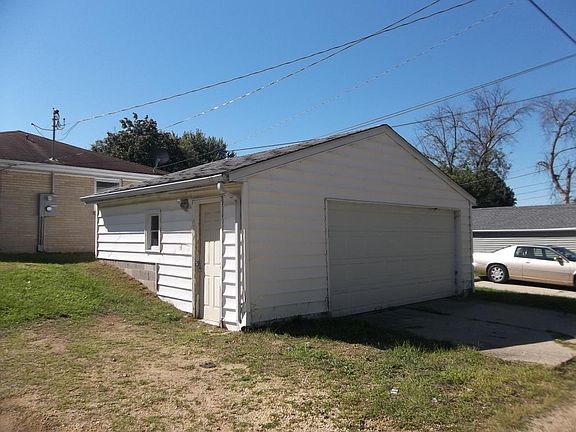 2nd image of 3205 Montrose Ave