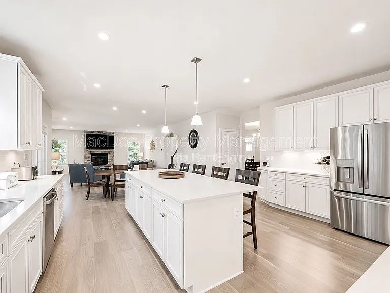 11710 Southview Ct — Photo 3