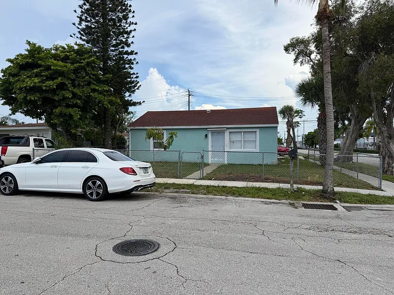 442 Winters St — Photo 1