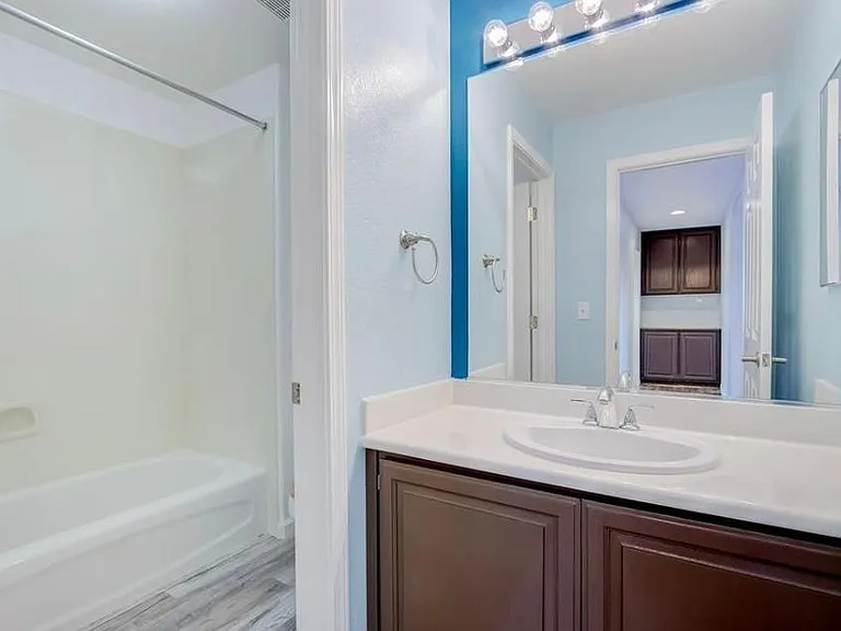 Upstairs full bathroom