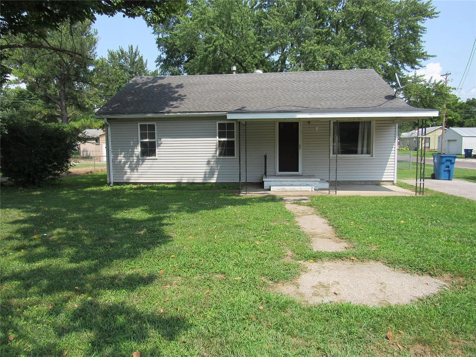 212 Stephenson Ave photo 1