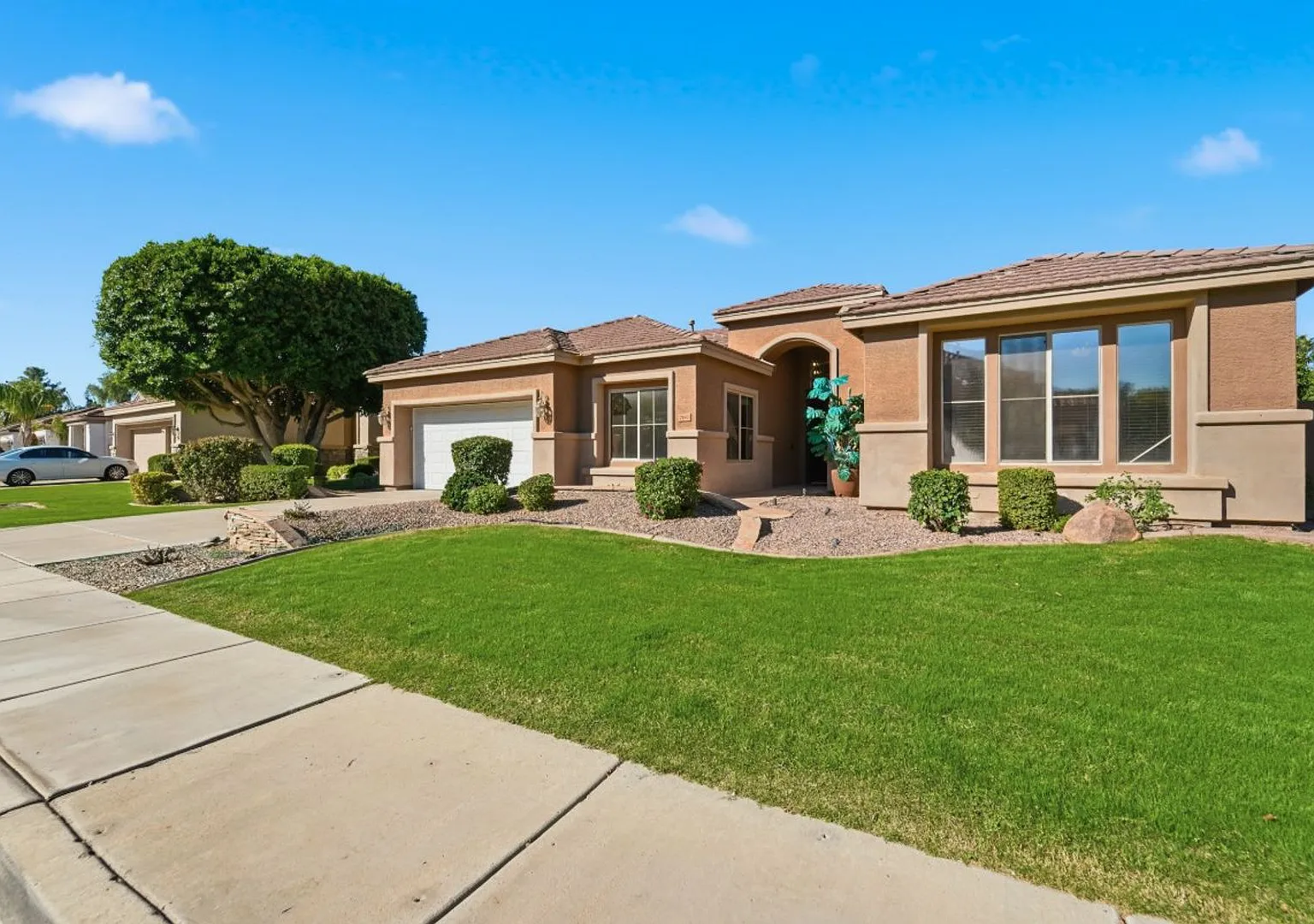 Beautiful Single-Level Home with Private Pool Prime Arrowhead Location! — Photo 1