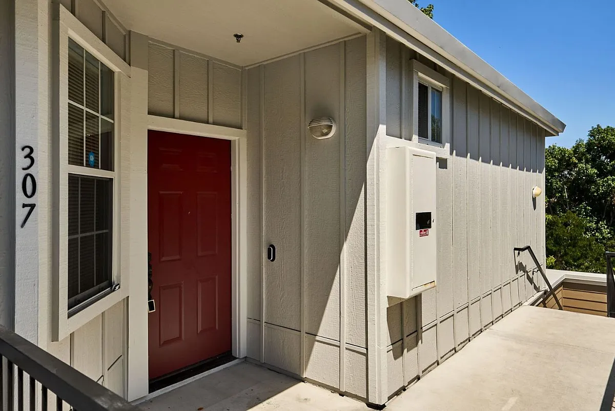 Building Photo - 250 Santa Fe Ter #307