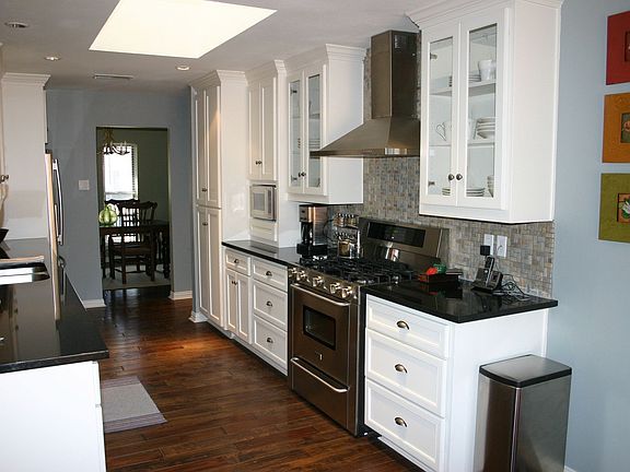 Kitchen pro-style gas stove/oven and hood
