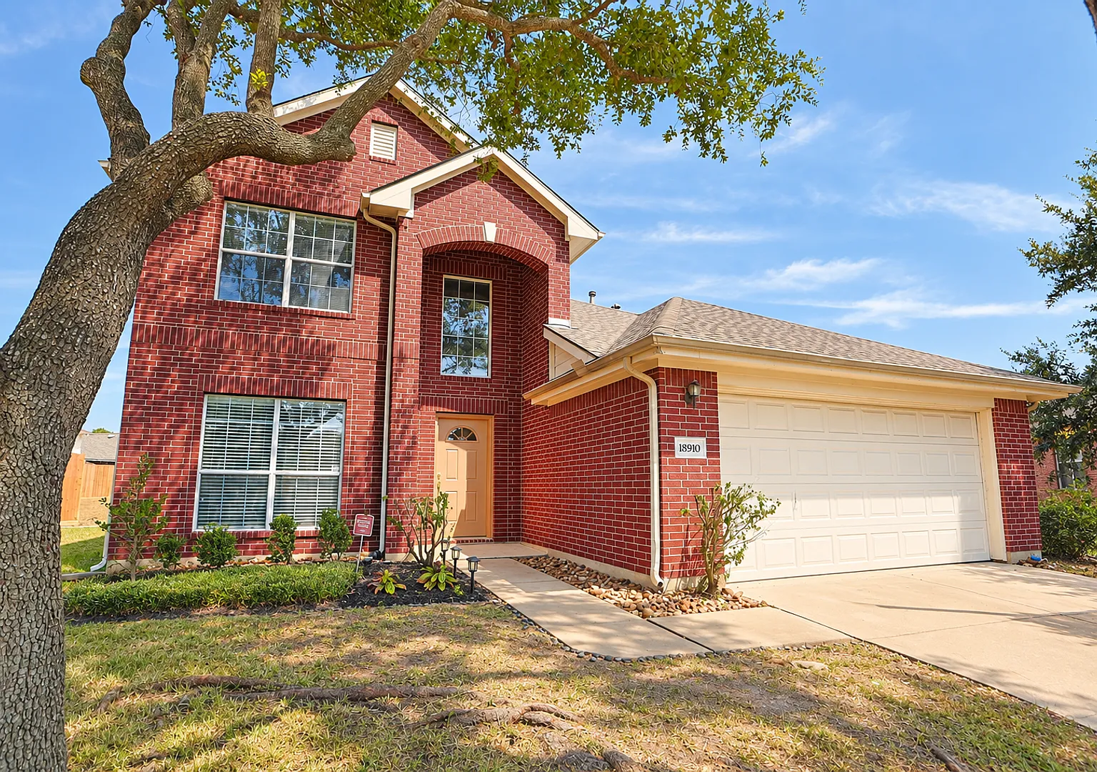 18910 Piney Bend | 4 Bed 2.5 Bath | Lovely 2 story in quiet cul-de-sac — Photo 2