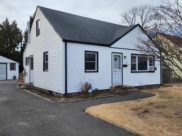 26 Adams St, Hicksville, NY 11801
