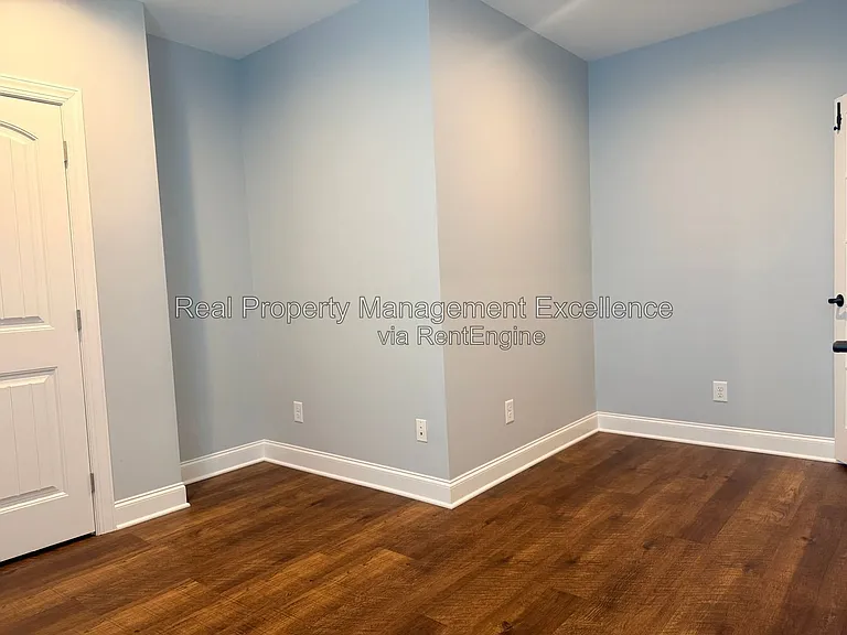 305 Holly Thorn Trce — Photo 22
