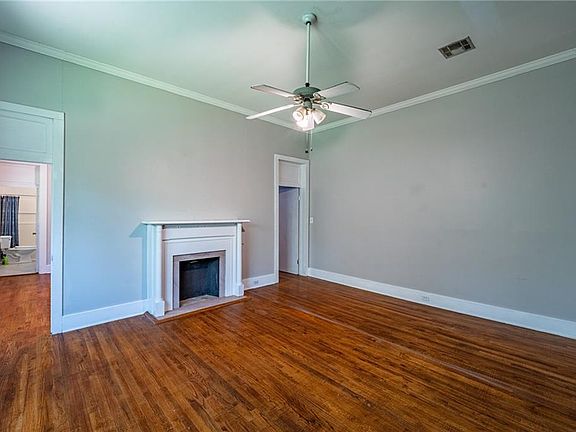 5th image of 614 E Independence St
