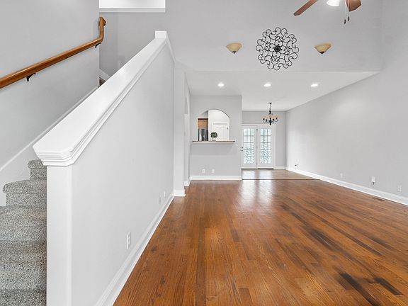 4th image of 674 Fox Trail Ct