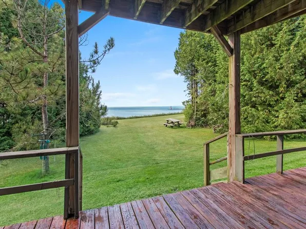 514 Lakeview Dr, Algoma, WI 54201