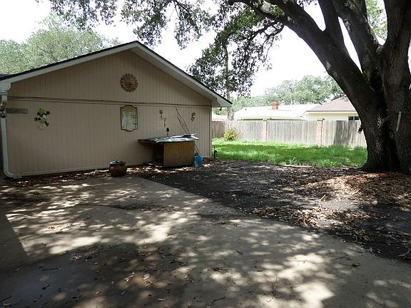 3rd image of 2713 Oak Dr