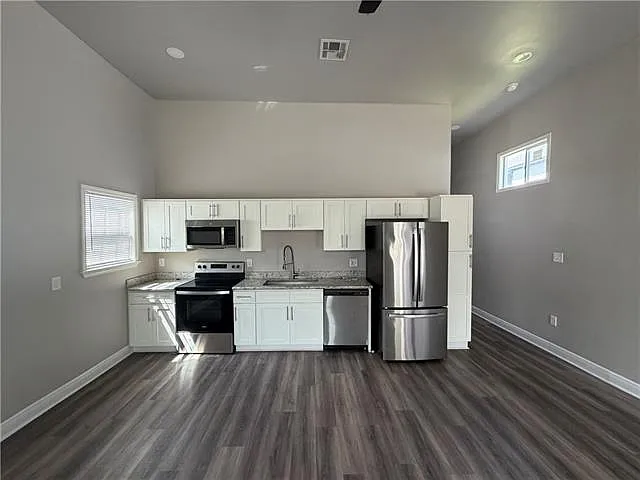 3218 Jackson Ave — Photo 3