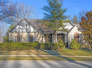 8221 Juniper Ln, Prairie Village, KS 66208