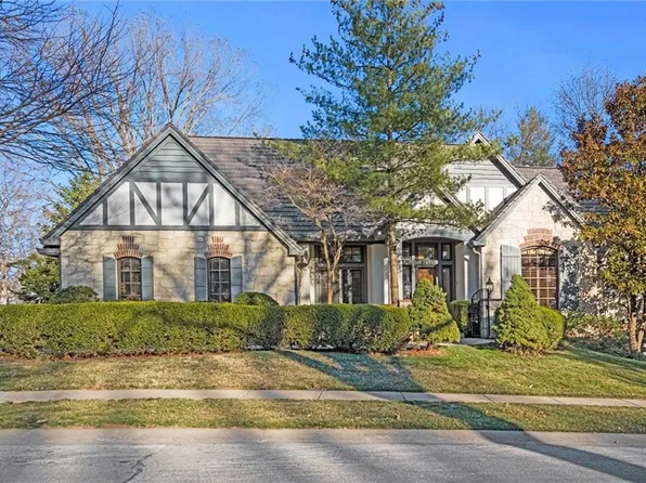 8221 Juniper Ln, Prairie Village, KS 66208